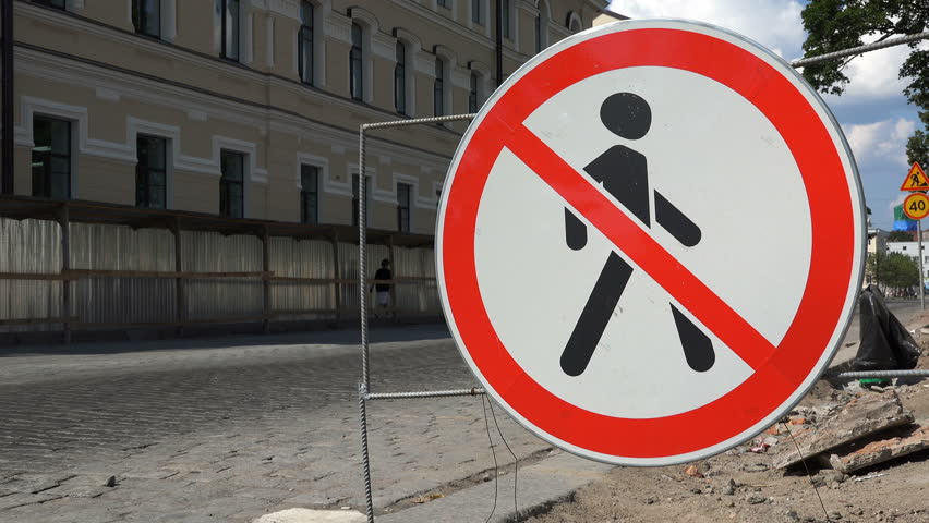 Запрещающий переход пешеходом. Движение пешеходов запрещено. Знак движение пешеходов запрещено. Пешеходам проход запрещен. Уличные знаки.