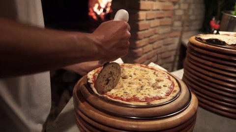 Nightlife Scene in Arraial D'Ajuda Bahia Brazil: Pizza preparation ஸ்டாக் வீடியோ