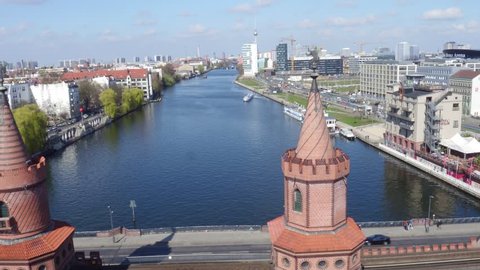 4K Drone aerial Berliner Mauer Spree Oberbaumbrücke The Wall Museum