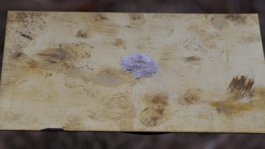 「雷酸水銀iiまたはhgcno2が銅板を爆発・変形させる。 chemicumビデオコレクションから。」の動画素材（ロイヤリティフリー