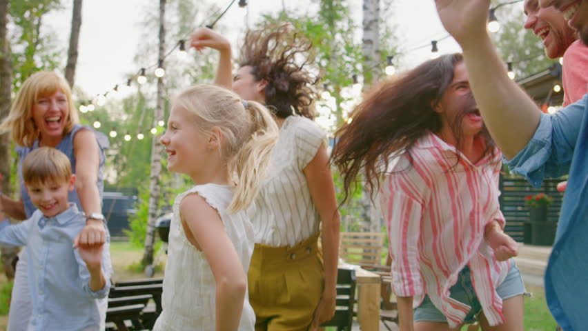 Прыгает в платье. Dancing in the garden. Девушка танцует. Dancing in the garden. Garden books.