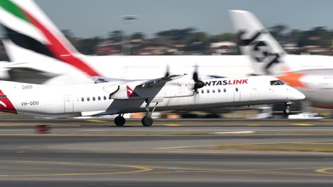 QANTASLINK DE HAVILLAND CANADA DHC-8-400 VH-QOU
 at SYDNEY AIRPORT AUSTRALIA - September 23, 2017
