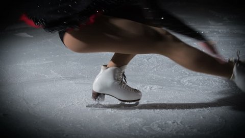 This talented young figure skater is keeping her balance when she spins on the ice. 库存视频