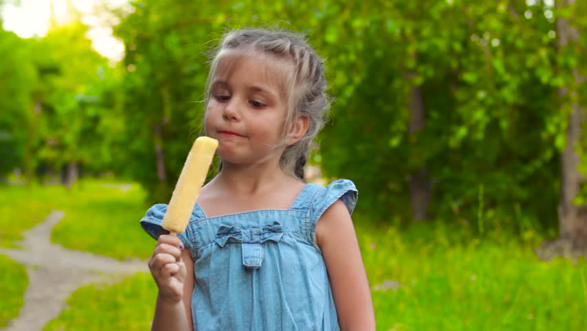 Little videos. Younglust Popsicle. Девочка не айс. Ninas Popsicle. Eating Popsicle.