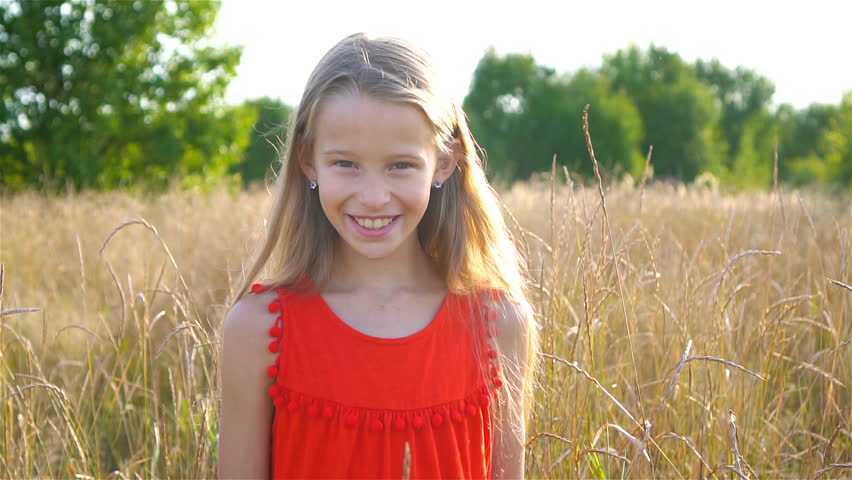 Девочка смотрит в камеру. Видео девочка д. Сток видео девочка 6 7 лет. Ютуб для детей 10 лет для девочек. Ой какая бедная девочка.