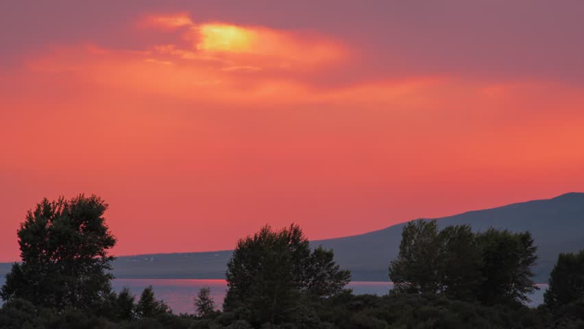 Timelapse from a sunset above the hills
