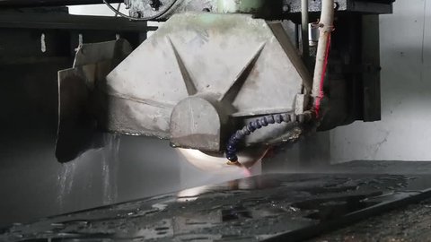 Stone cutting machine cooling the heat with the splashing water
