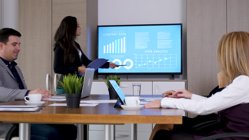 Бизнес встреча эстетика. Агенты представление людей интересное. Presenting company. Консультант по финансам. Успешный человек.