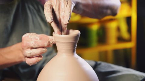 Traditional pottery making, man teacher shows the basics of pottery in art studio. Artist operates hands, which gently creating correctly shaped jug handmade from clay. 4k. స్టాక్ వీడియో
