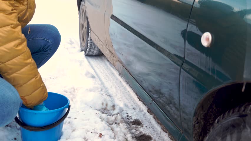Можно мыть машину в морозы. Зимняя мойка. Зимняя мойка автомобиля. Мойка авто зимой. Машина зима автомойка.