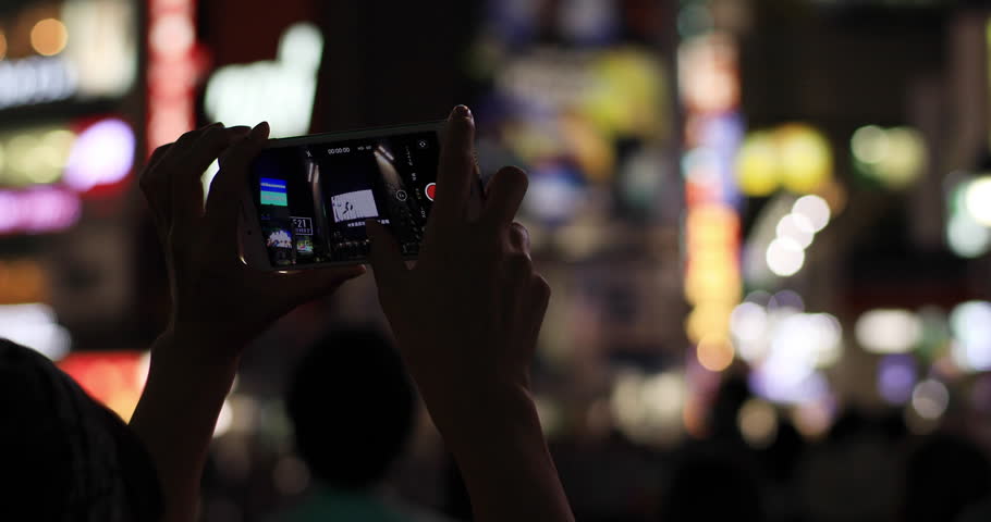Shibuya-ku Shibuya Tokyo / Japan - 08.07.2018 : It’s shooting people by smartphone in Tokyo. camera : Canon EOS 5D mark4