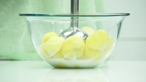 making mashed patatoes with hand blender