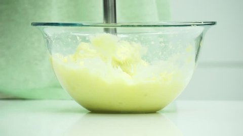 making mashed patatoes with hand blender