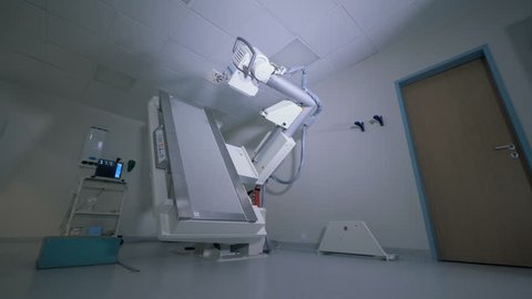 Medical scanning machine is putting itself into the right position