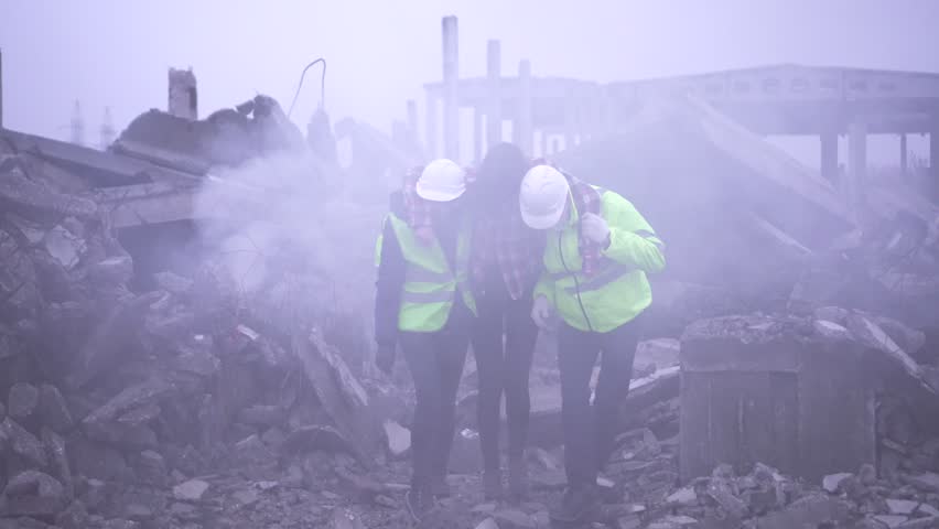 victim of the earthquake and the staff of the rescue service assist