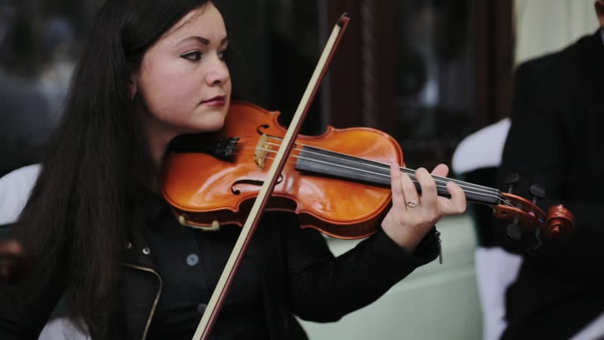 My sister plays violin