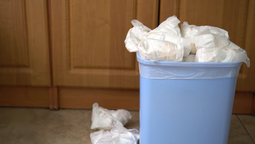 wet dirty diapers mother throwing away Stok Videosu (%100 Telifsiz) 1019388...
