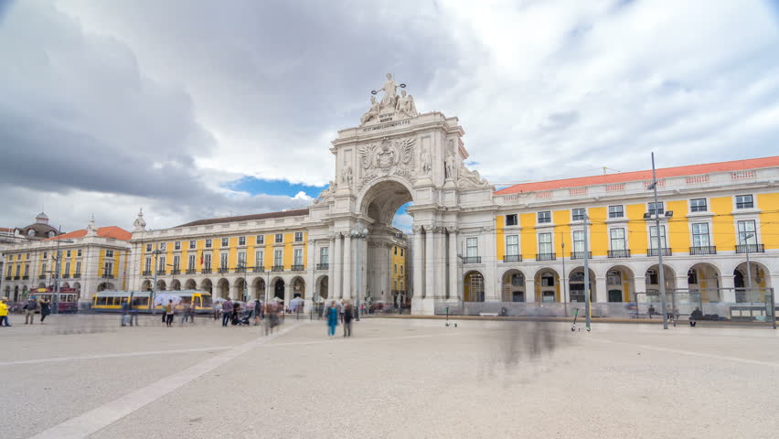 Triumphal arch at Rua Augusta at Commerce square timelapse hyperlapse in Lisbon, Portugal. Cloudy sky. After the great 1775 Lisbon earthquake earthquake the square was completely remodeled. Royalty-Free Stock Footage #1019431927