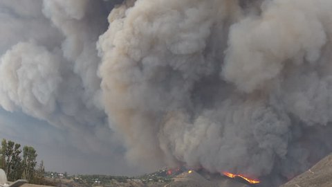 Firecloud / Firestorm footage from near Kanan Road, Malibu as the fire approaches 4K