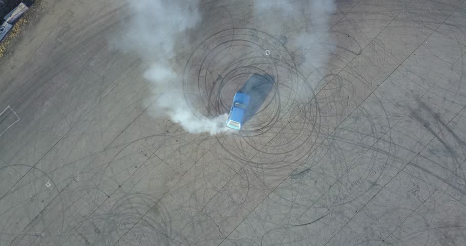 Car driftit in a circle on the track