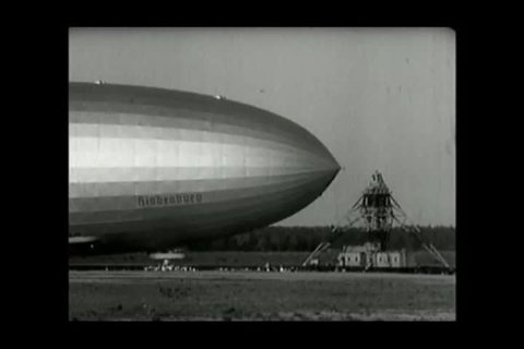 New York , United States of America.  About 1936. The Hindenburg Zeppelin arrives in New Jersey : the landing phase .