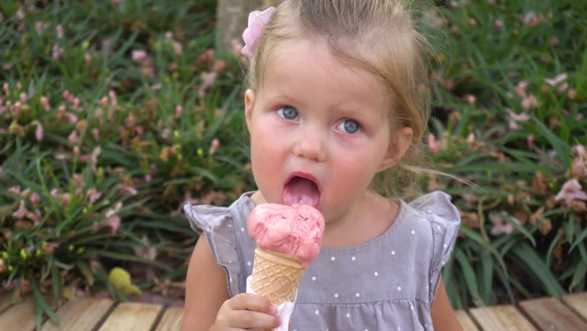 Little girl drop her ice cream - YouTube