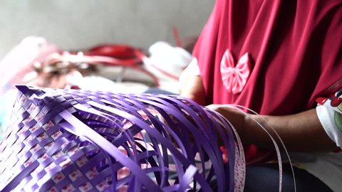Way of life of villagers in the three southern border provinces (Thailand), Basket weave plastic lines