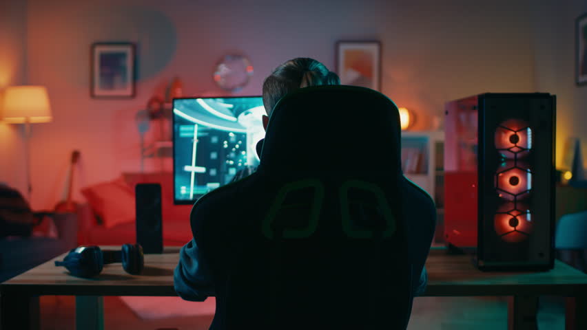 человек играющий в приставку. Video back. шоу трумана луна. человек за приставкой. геймер со спины.