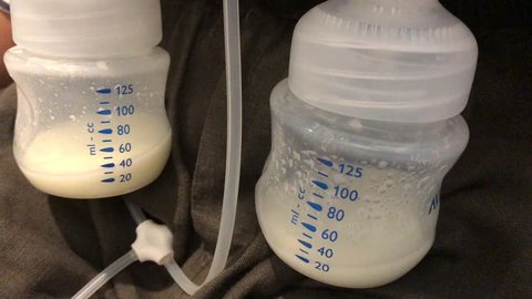 Mom use electric breast pump milk for baby.