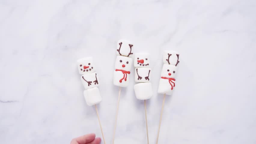 flat lay marshmallow snowmen reindeer on Stok Videosu (%100 Telifsiz) 10210...