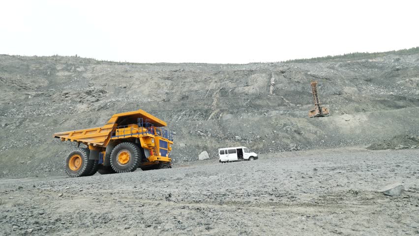 Роторный экскаватор sandvik. Тяжелая карьерная. Экскаватор бульдозер. Коматсу карьерный самосвал. Тяжелая карьерная.