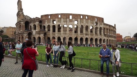 Rome, Italy - april 17, 2018: Touristen machen Fotos und selfies vor Kolosseum in Rom, Italien. Roms Sehenswürdigkeiten Ruins of the colosseum
