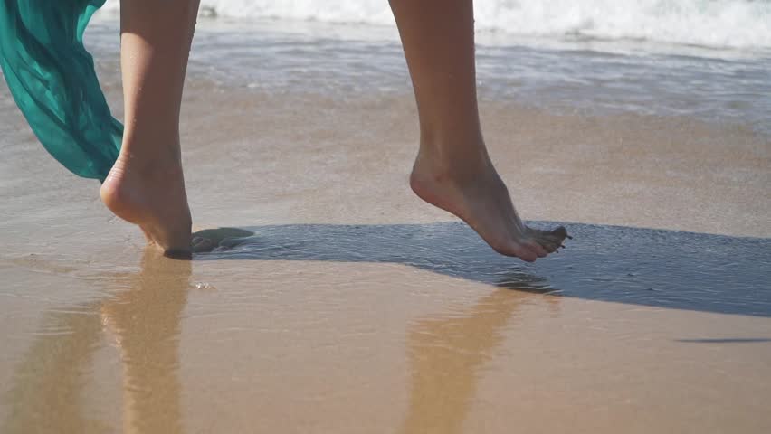 Video Stok tourist walking barefoot on wet sand (100% Tanpa Royalti) 210217...