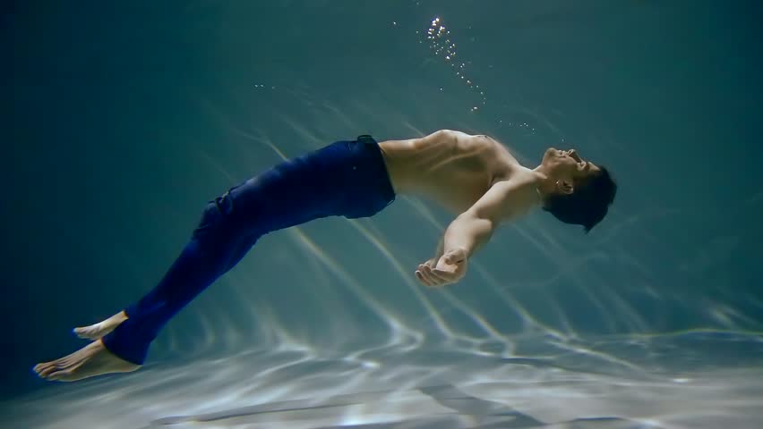 Переслать воду. Флоатинг вода. Вода референс. Floating person. Underwater swimming танцы.