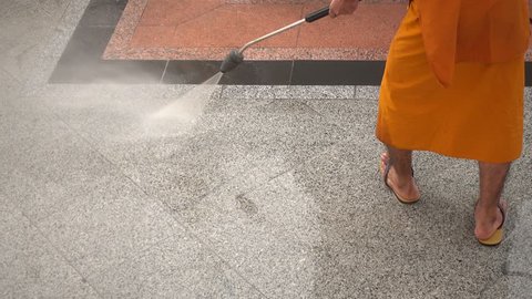 4K Spray water to clean the floor