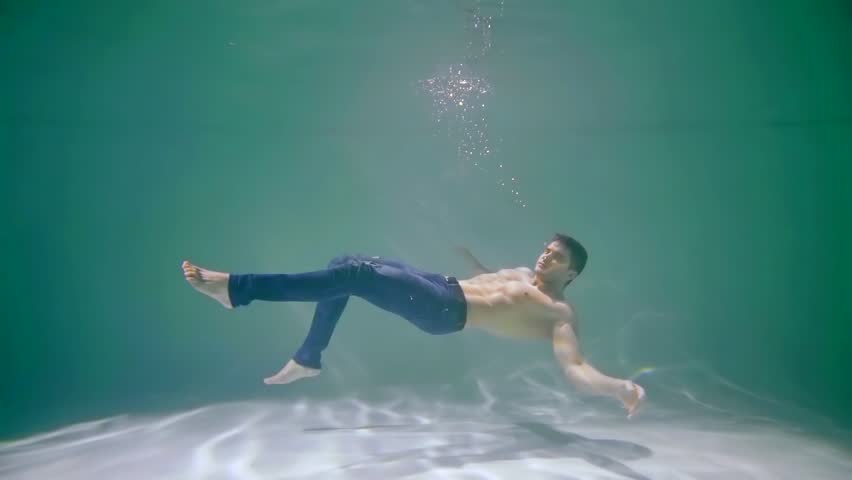 Mit jeans schwimmen