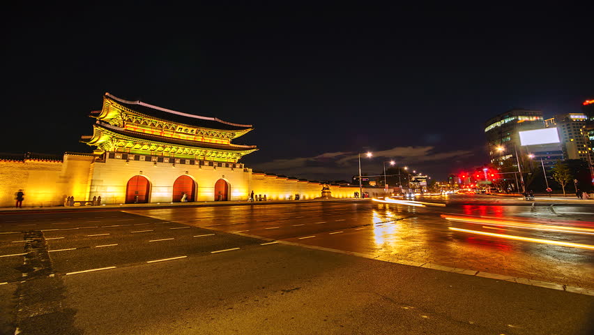 4K, Time lapse Gyeongbokgung palace in Seoul city and traffic at night of South korea