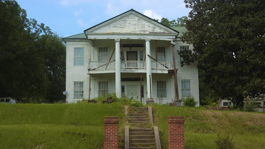 Run down victorian plantation house in rural Mississippi