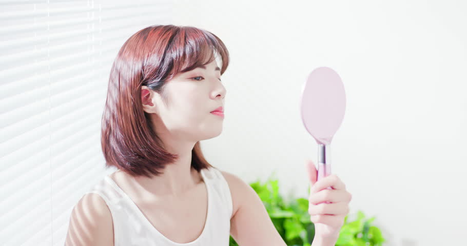 asian woman feel sad because her skin is very oily on face