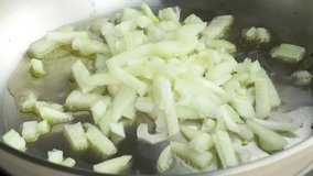 Video of frying onion slices in ginger oil
