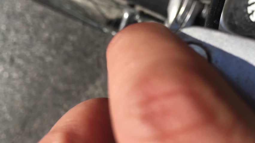 Real time close shot of a guy changing gears on his bicycle while riding