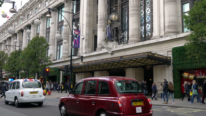 Selfridges london. Универмаг Selfridges в Лондоне. Селфридж универмаг Лондон Англия. Универмаг Селфридж на карте Лондона Оксфорд стрит.