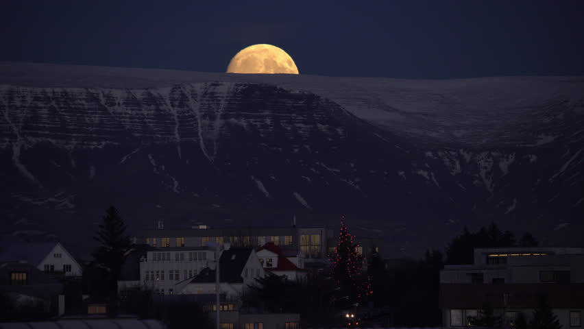 Full moon rising behing Esja mountain, Reykjavik Iceland time lapse.mov
