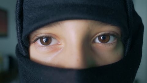 Close-up. Islamska girl in black hijab