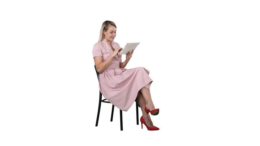 Девушка сидит на стуле в платье