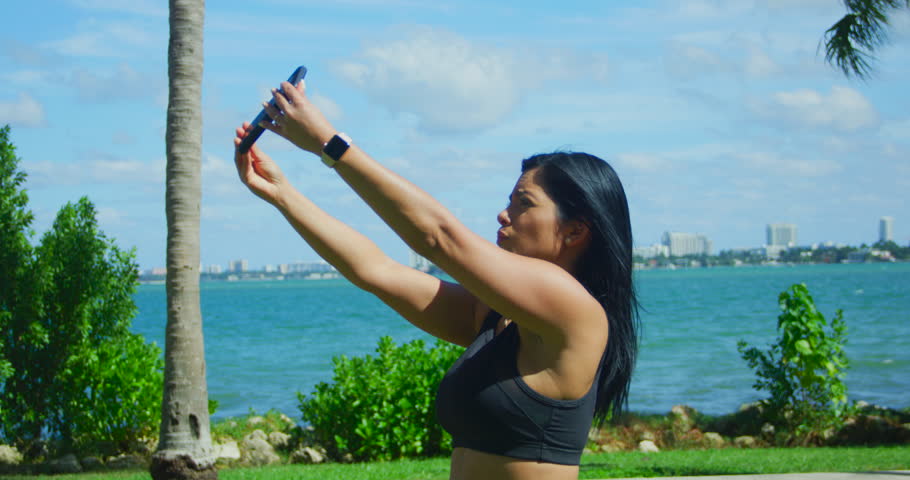 YOUNG FIT GIRL WORKING OUT IN FRONT OF THE OCEAN