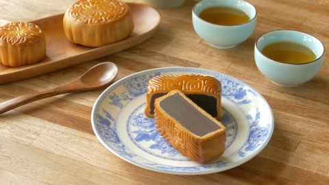 Chinese mid autumn festival food of mooncake with tea วิดีโอสต็อก