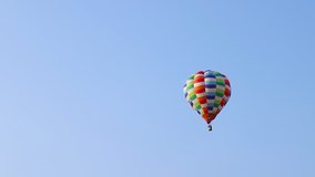 movement of hot air balloon in the sky