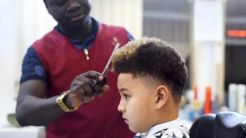 Boy In The African Barbershop Video De Stock 100 Libre De Droit Shutterstock