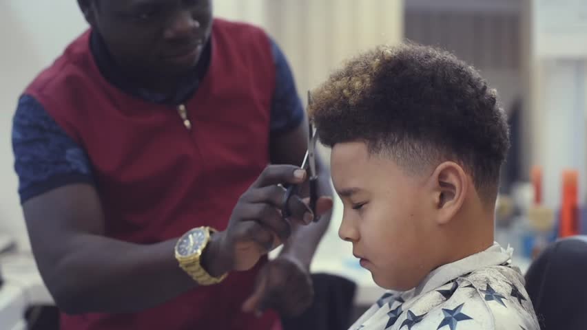 Boy In The African Barbershop Video De Stock 100 Libre De Droit Shutterstock